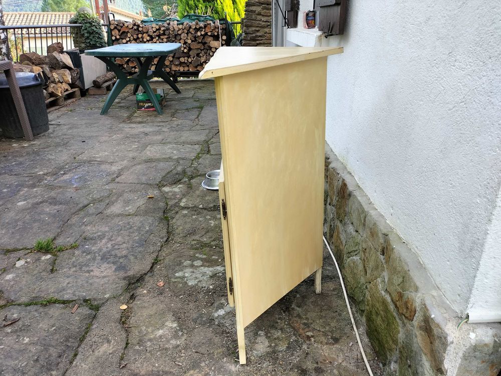 meuble d'angle en ch�ne massif teint� jaune du Lub�ron 40 Bess�ges (30)