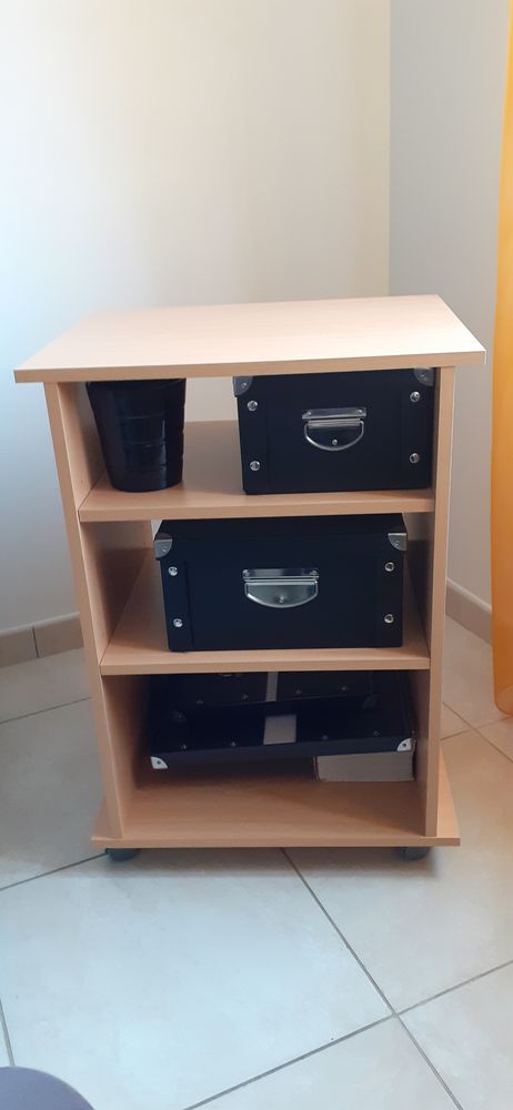 Meuble d'appoint �tag�res � roulettes
35 Tr�laz� (49)