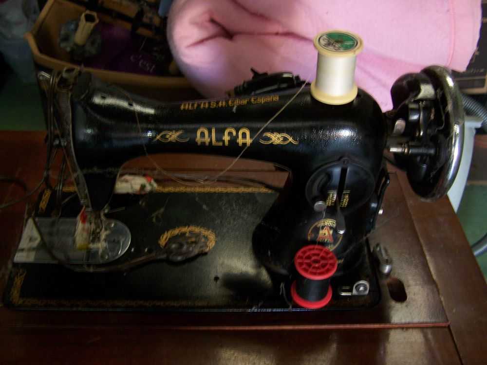 meuble avec sa machine a coudre 149 Amiens (80)