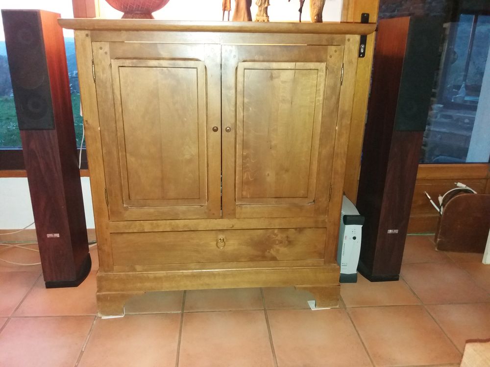 Meuble avec t�l�viseur. 60 Sceautres (07)