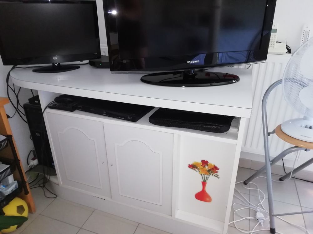 MEUBLE BLANC 20 Hy�res (83)