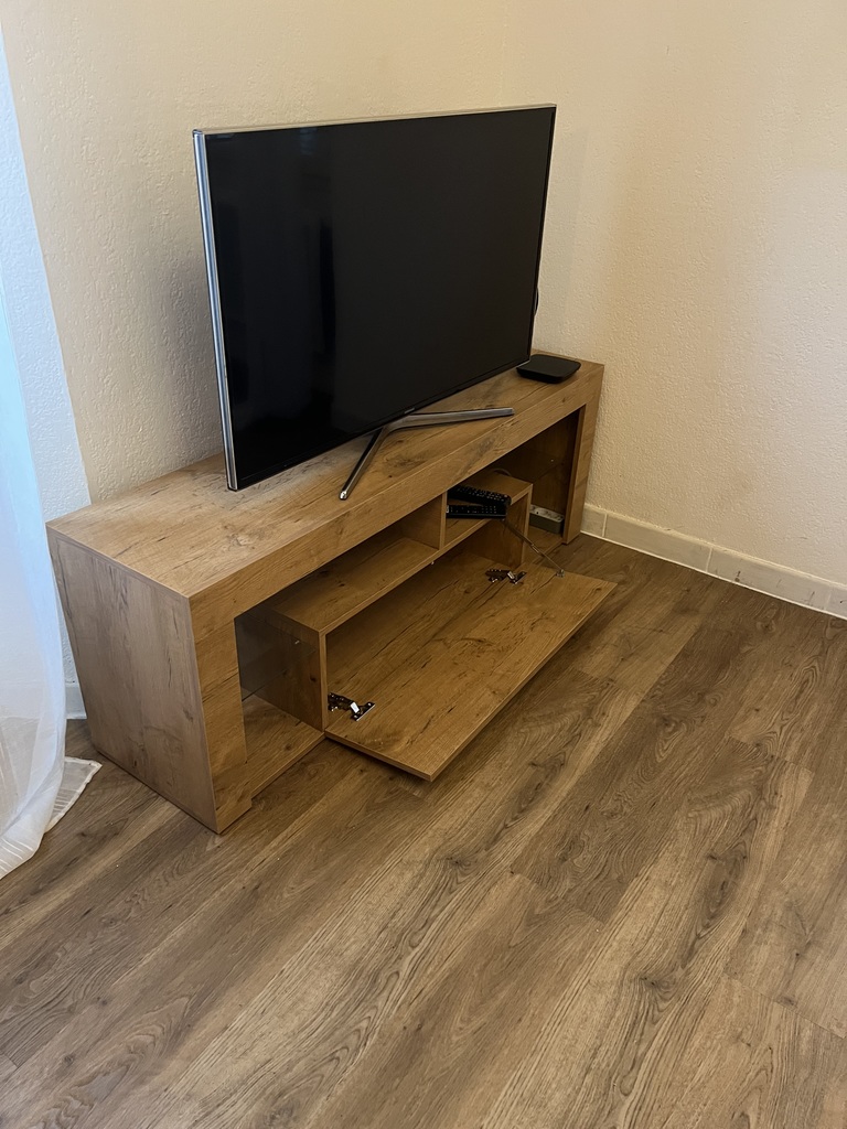 Meuble TV en bois clair avec rangements L139cm
H55cm P 39 cm 70 Juan Les Pins (06)