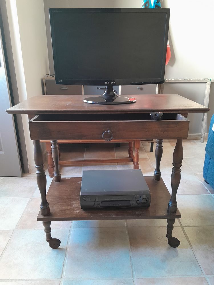 Meuble T.V en bois sur roulettes.
25 Narbonne (11)