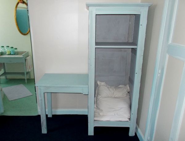 meuble en bois table bureau et penderie atypique original 250 Monflanquin (47)