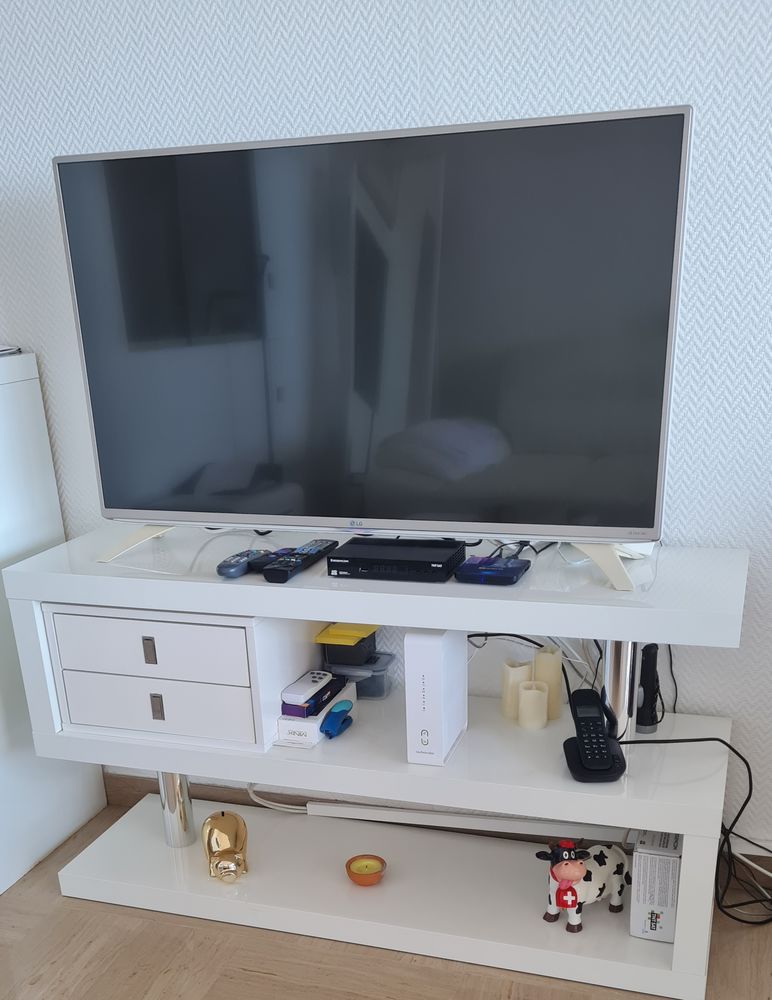 Meuble brillants blanc, T�l�vision 220 Menton (06)