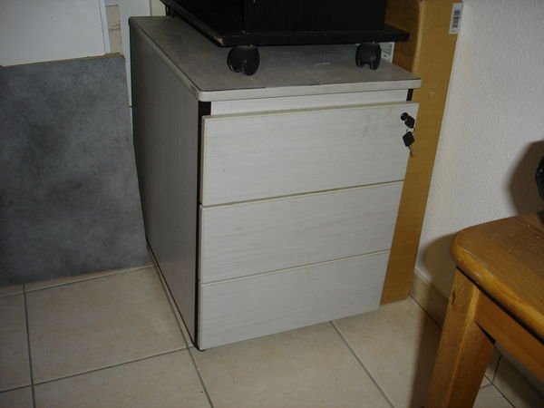 meuble de bureau à tiroirs roulant (avec clefs) -50%-
35 Gagnac-sur-Garonne (31)