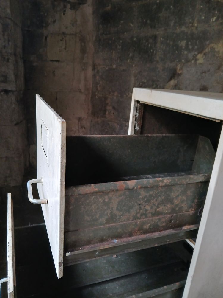 meuble casiers en fer avec plusieurs casiers tiroirs 30 Montsoreau (49)