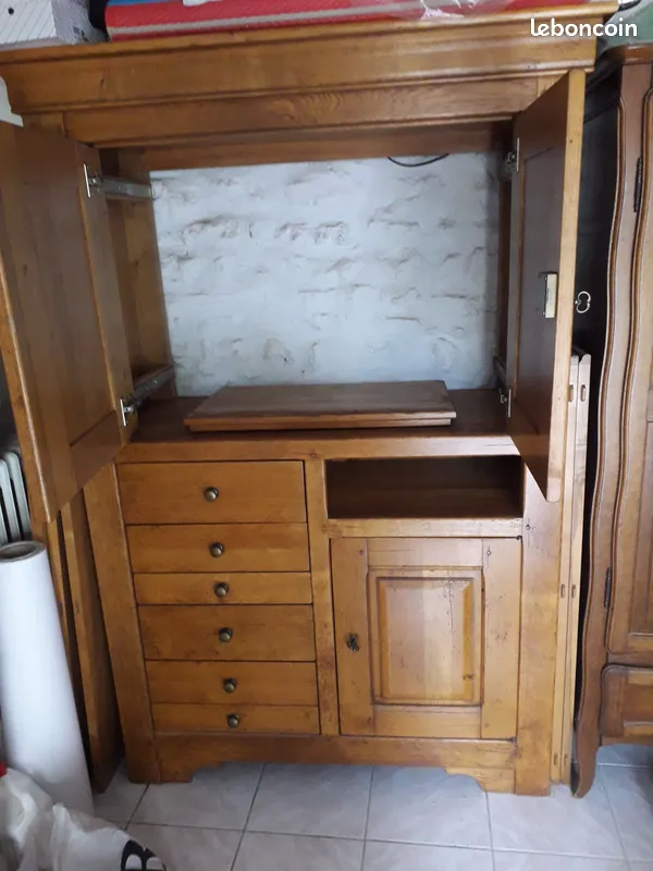 Meuble en ch�ne massif
500 Laroche-Saint-Cydroine (89)