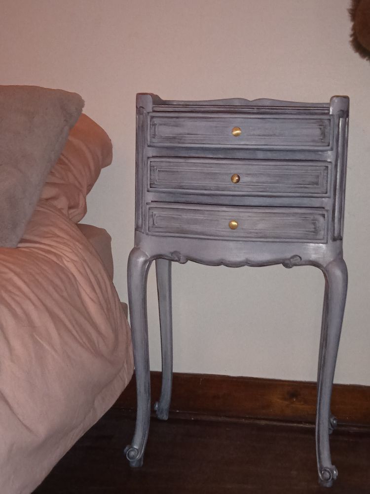 Meuble de chevet ou d'appoint en bois, style Louis XV. 80 Aiton (73)