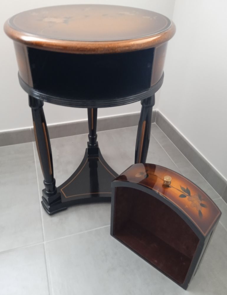 Meuble chinois laqu� rond.
80 D�ols (36)