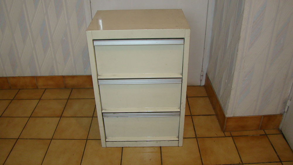 Meuble / classeur m�tallique � clapets vintage ann�es 1970 
50 Gargenville (78)
