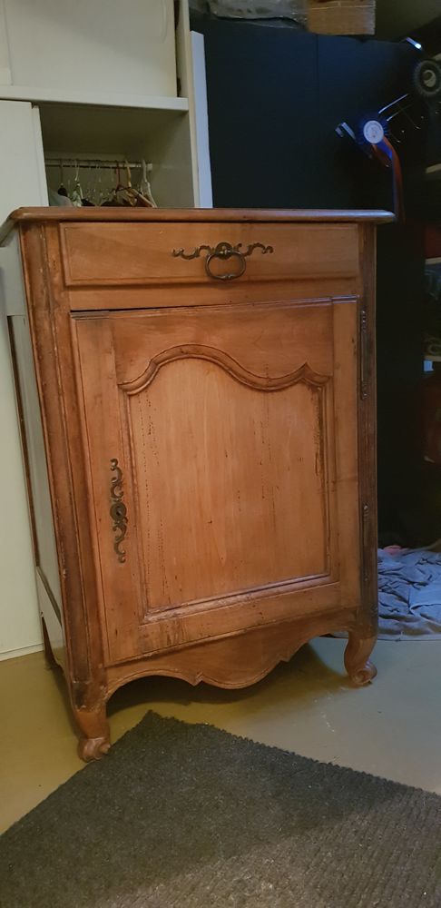 Meuble  confiturier en bois de noyer .. 100 C�nac (33)