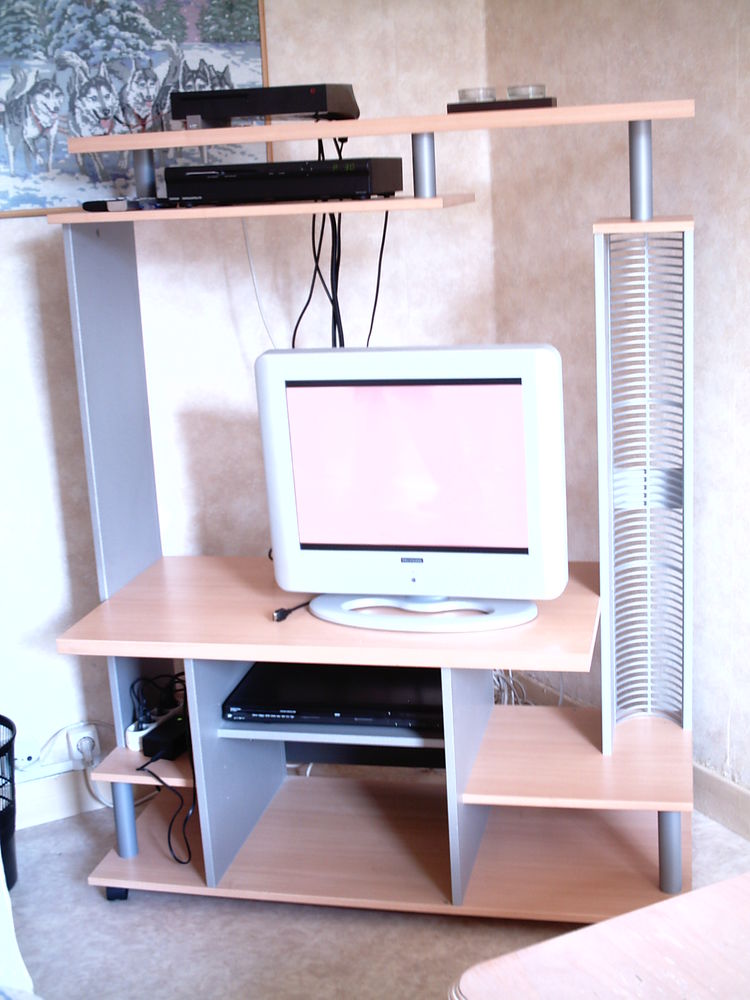 meuble TV en h�tre et noir sur roulettes 50 Dugny (93)