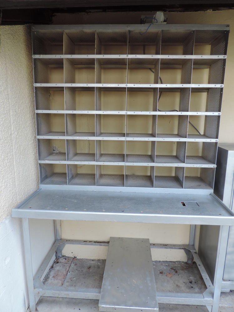 MEUBLE INDUSTRIEL  CASIER DE LA POSTE 800 V�ron (89)