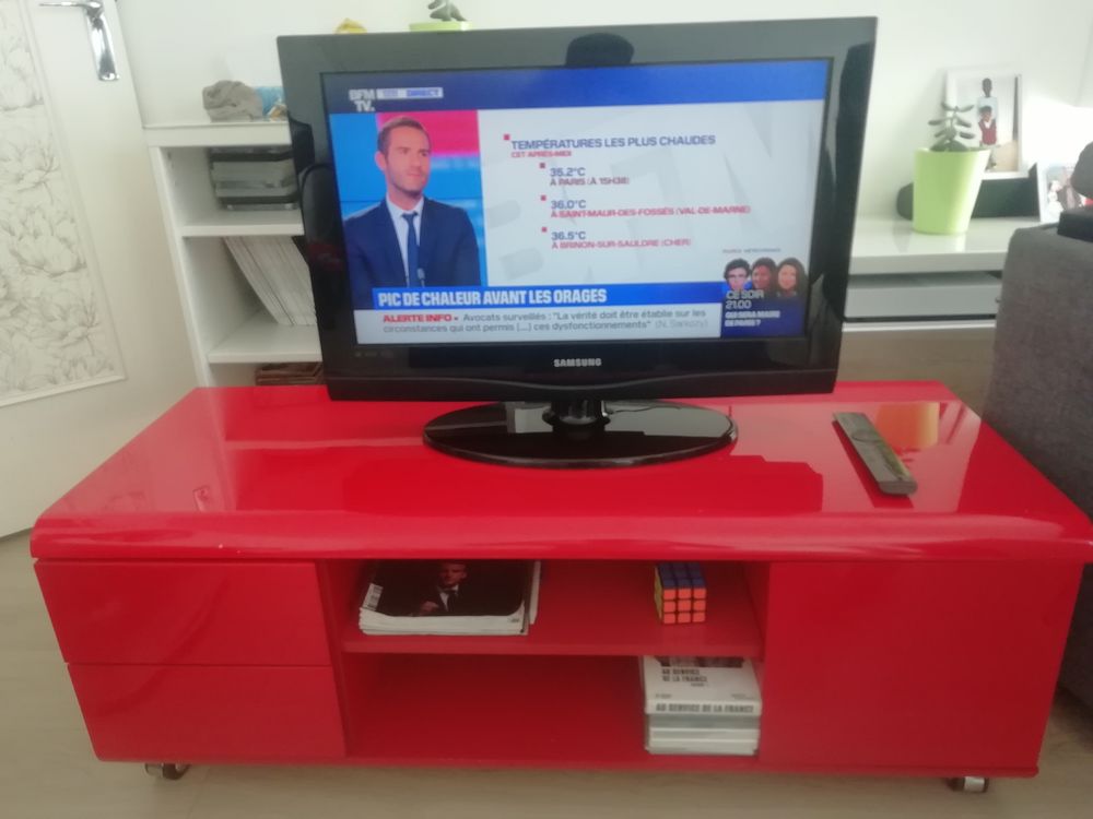 Meuble Tv laqué rouge  45 Neuilly-sur-Marne (93)