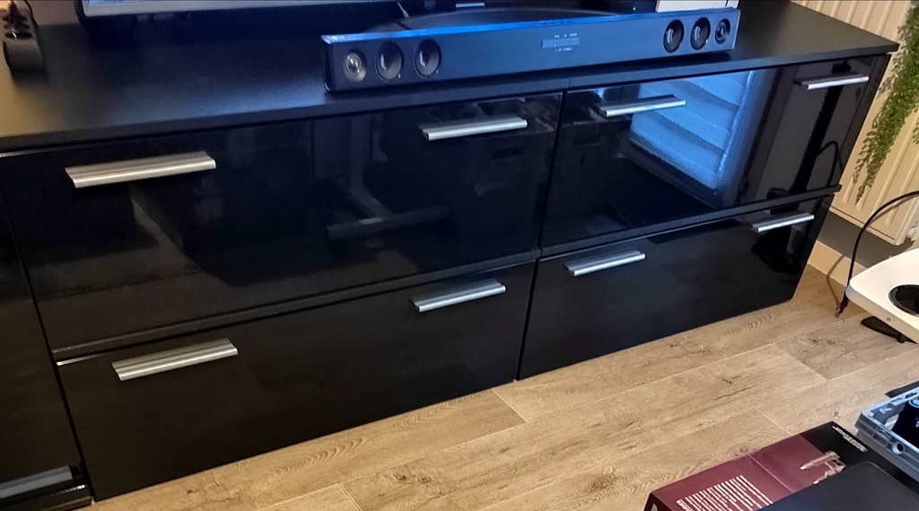 Meuble TV noir brillant 2m longueur x 40cm larg. X66 haut. 150 La Rochette (77)