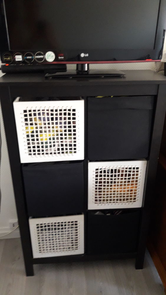 Meuble noir � cases. 0 Arnouville-l�s-Gonesse (95)