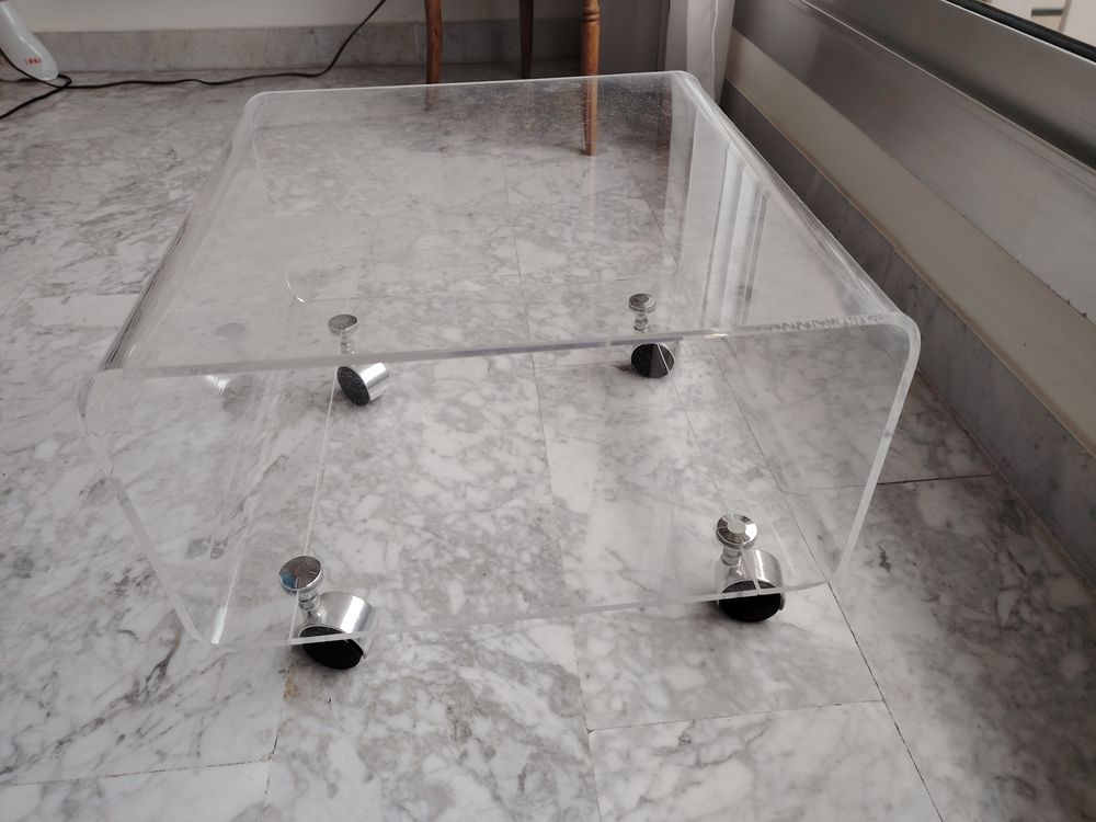Meuble en plexiglas sur roulettes 85 Menton (06)