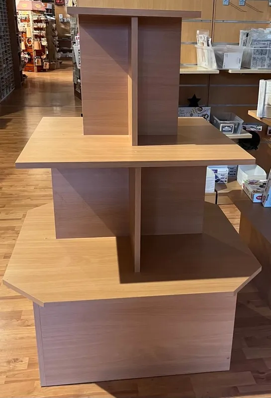 Meuble pr�sentoir en bois.Plateau 90cm au plus grand 72cm 39 50 Osny (95)