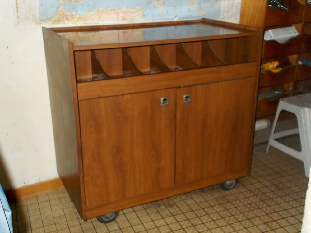 Meuble de rangement ann�e 60/70 sur roulettes 350 Monflanquin (47)