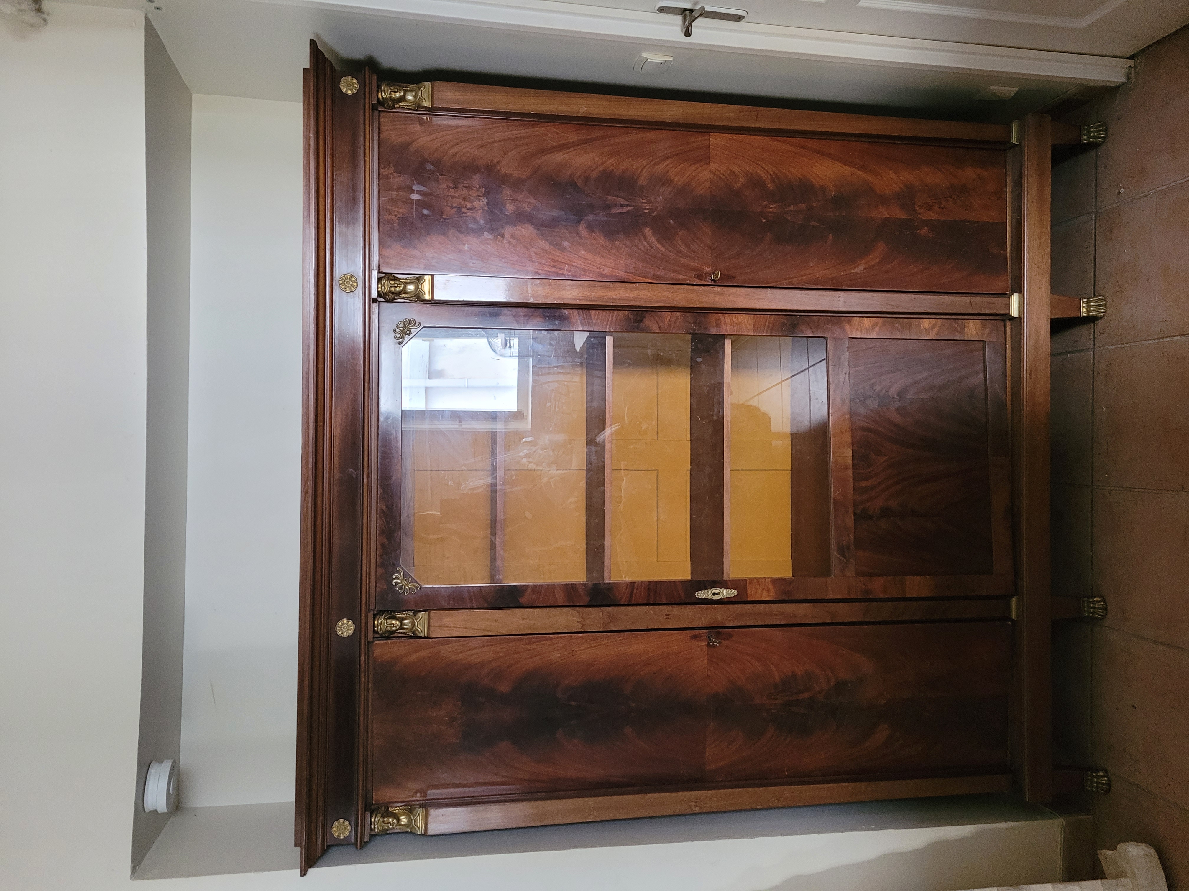 Meuble de rangement formant vitrine en placage d'acajou. 0 Marseille 2 (13)