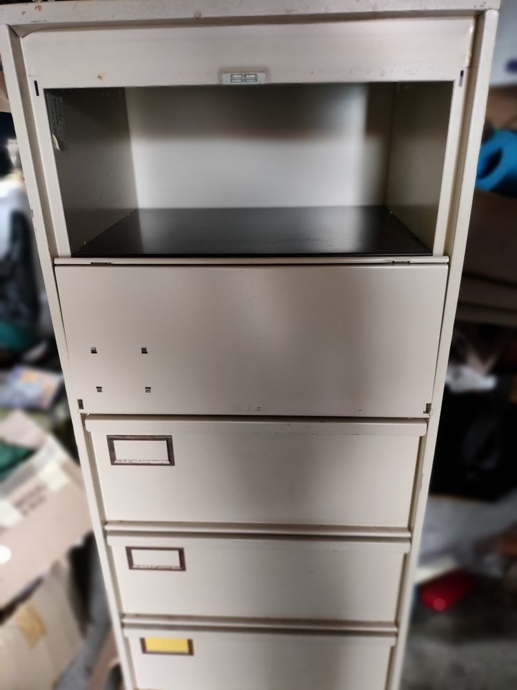  meuble de rangement industriels anciens � 5 clapets 30 Vertou (44)