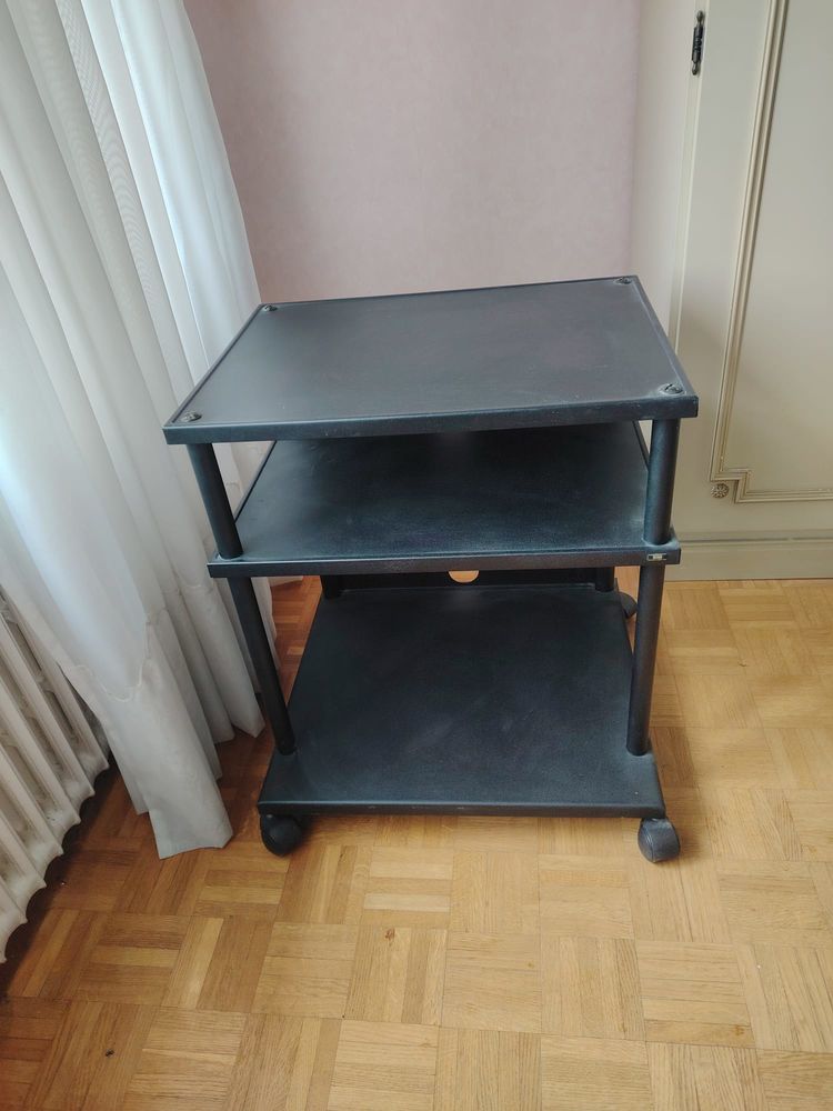 Meuble TV � roulette en plastique noir 15 Divonne-les-Bains (01)