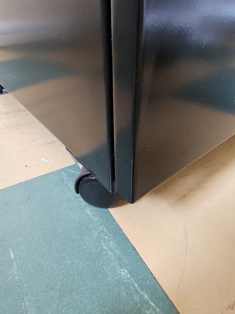 meuble �  roulettes. deux tiroirs et un grand tiroir pour ranger des documents. longueur 50 cm. largeur 39,5 cm. hauteur 70 cm 30 Morhange (57)