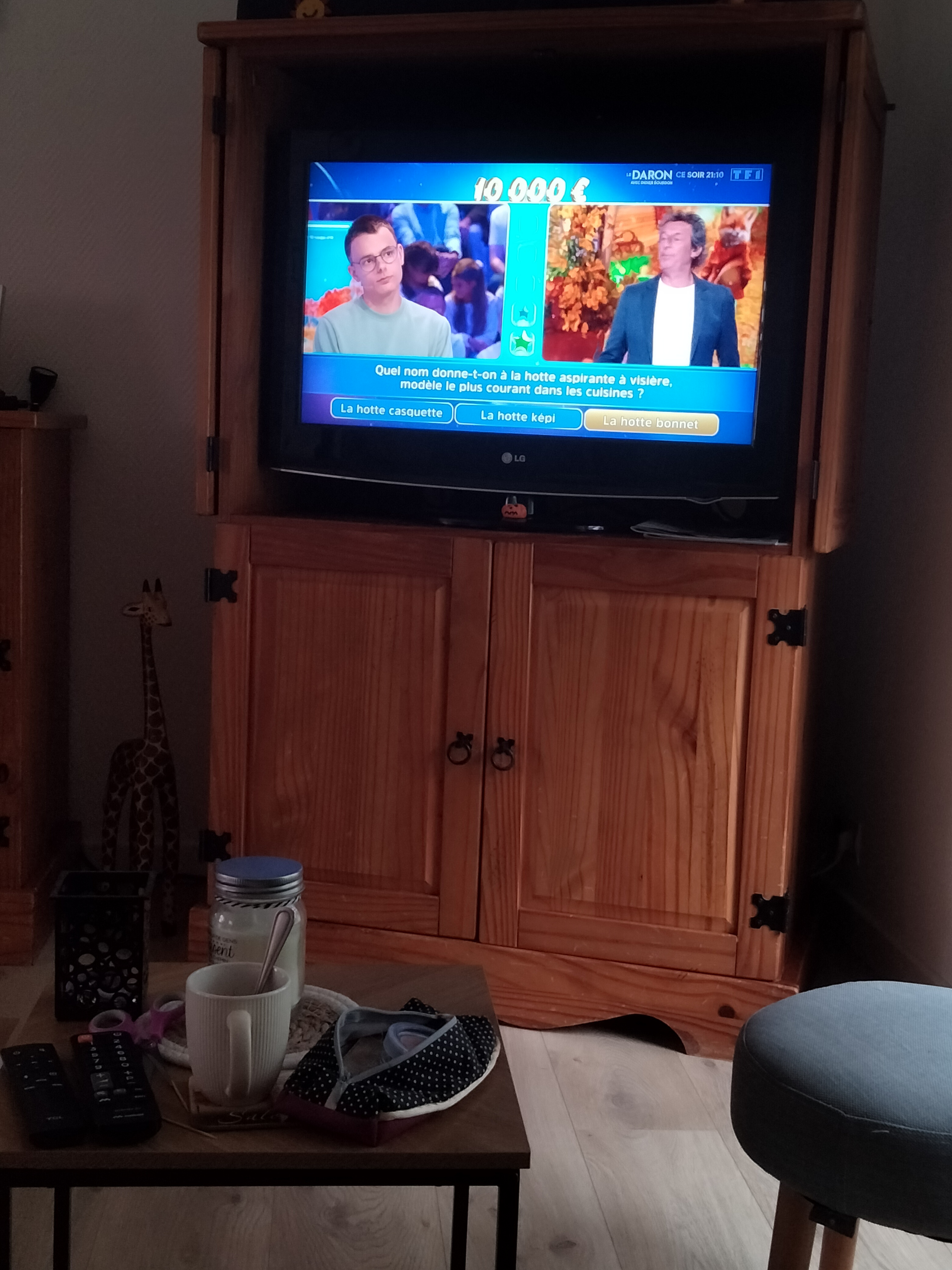 meuble t�l� un peu ab�m� avec deux portes deux �tag�res 50 M�zi�res-sur-Couesnon (35)