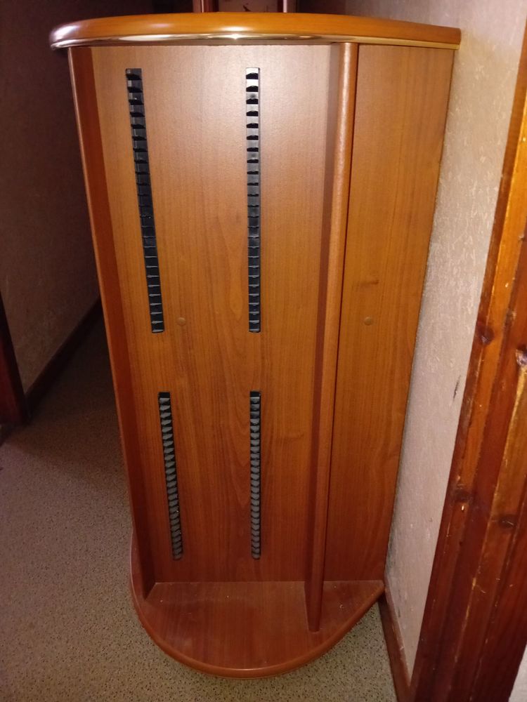 Meuble t�l� avec roulettes. 80 Lamure-sur-Azergues (69)