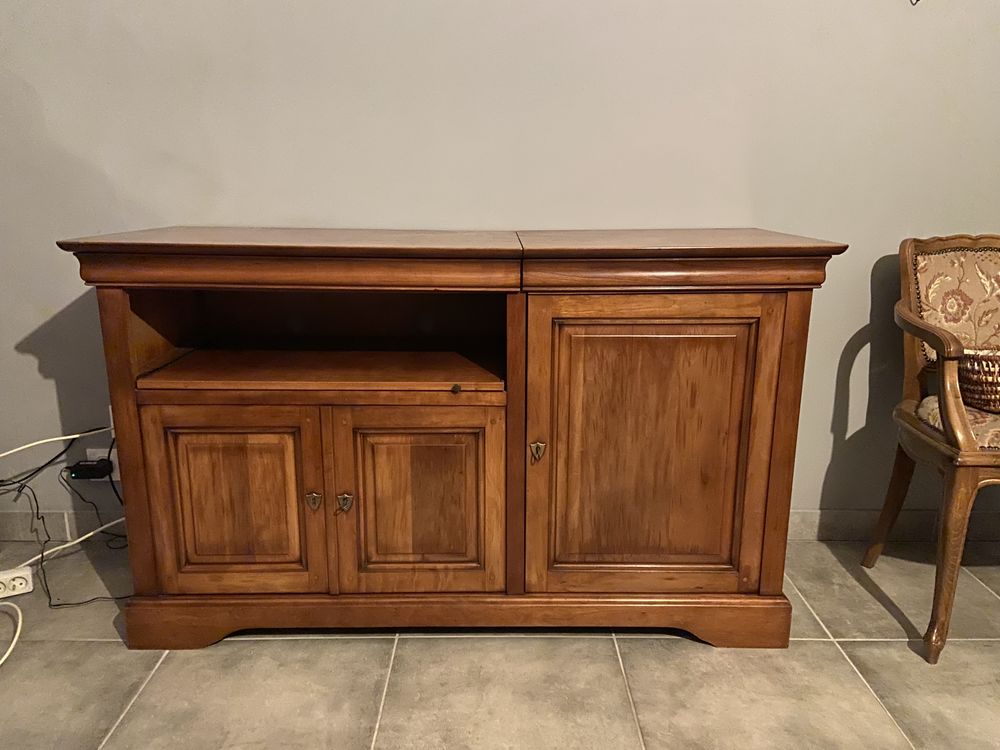 Meuble t�l�, avec plateau tournant,en merisier.
85 Nort-sur-Erdre (44)