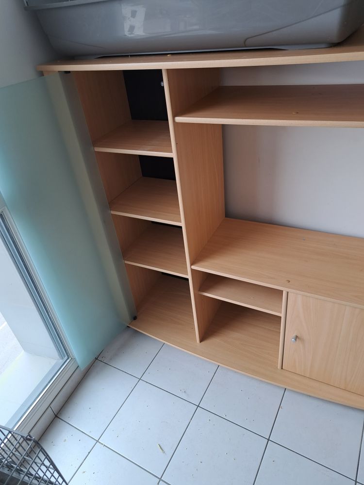 meuble t�l� d�mont� avec bai vitre pouvant accueillir une t�l� de 80cm de diam�tre de dimension 125 de longueur 156 de hauteur et 56 de largeur 30 Annecy (74)