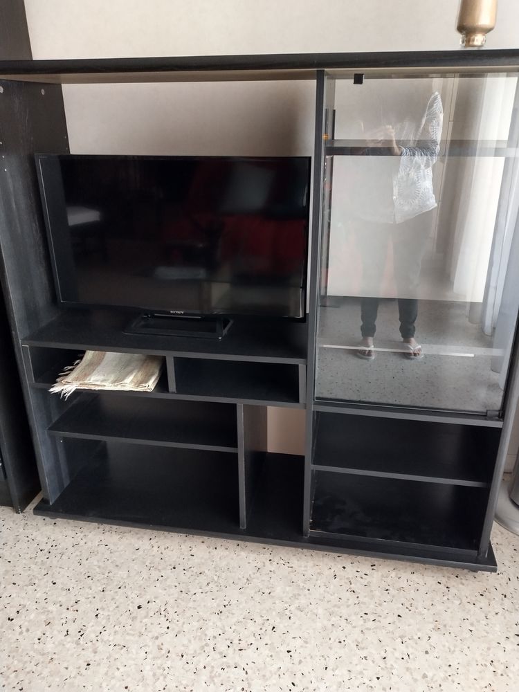 Meuble t�l� noir avec vitrine int�gr�e. 20 Nice (06)