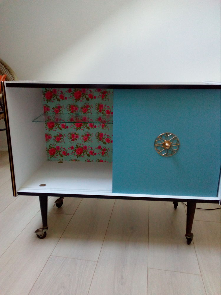 Meuble t�l� bar sur roulettes
90 Angers (49)