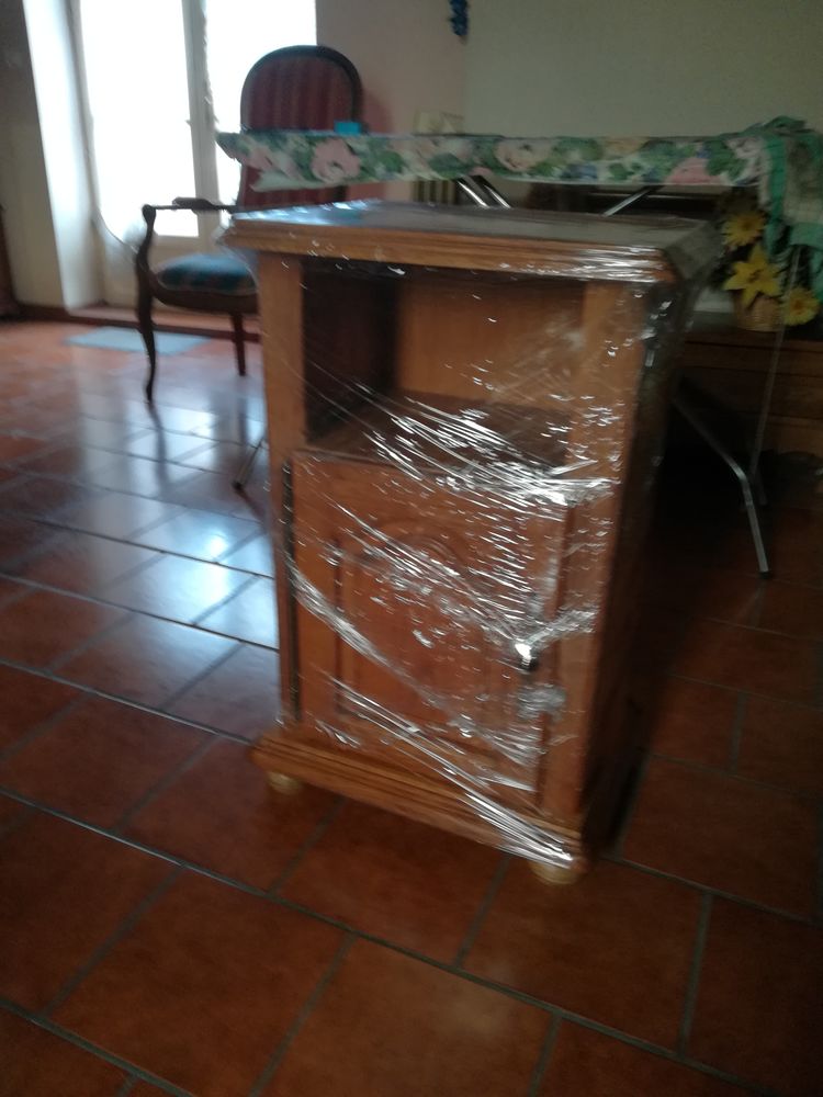 Meuble de t�l�phone. 150 Orl�ans (45)