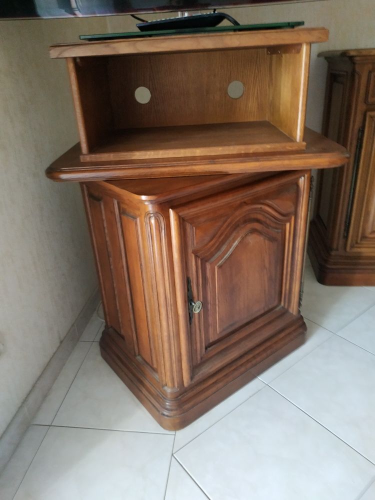 Meuble t�l�vision avec plateau rotatif en ch�ne massif, � d�battre 380 Le Cannet (06)