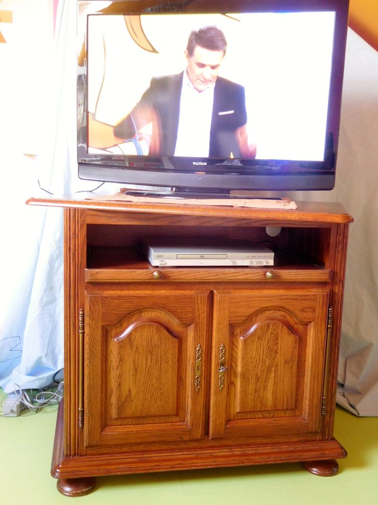 meuble t�l�vision en ch�ne massif 0 Mont�vrain (77)