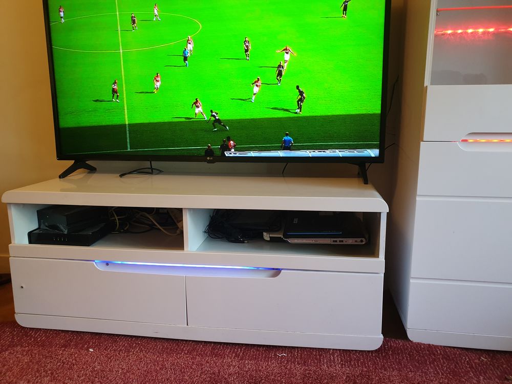 meuble t�l�vision laqu� led + sa t�l�commande 100 Fontenay-sous-Bois (94)