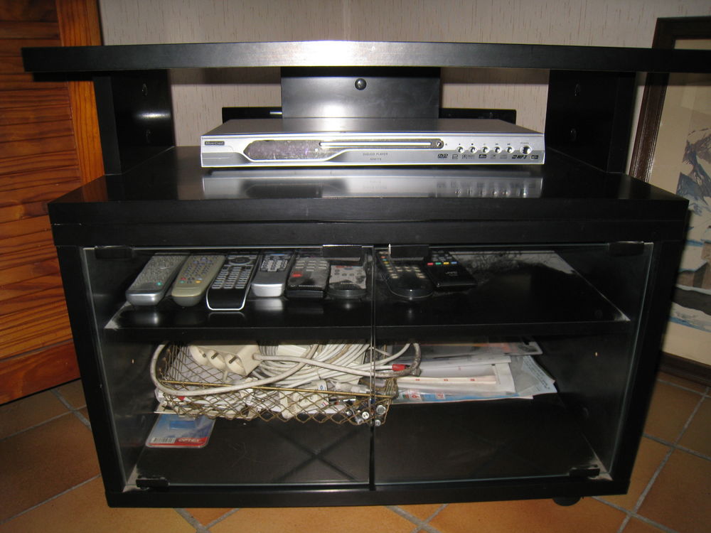 Meuble de t�l�vision noir � roulettes 15 Saint-Ismier (38)