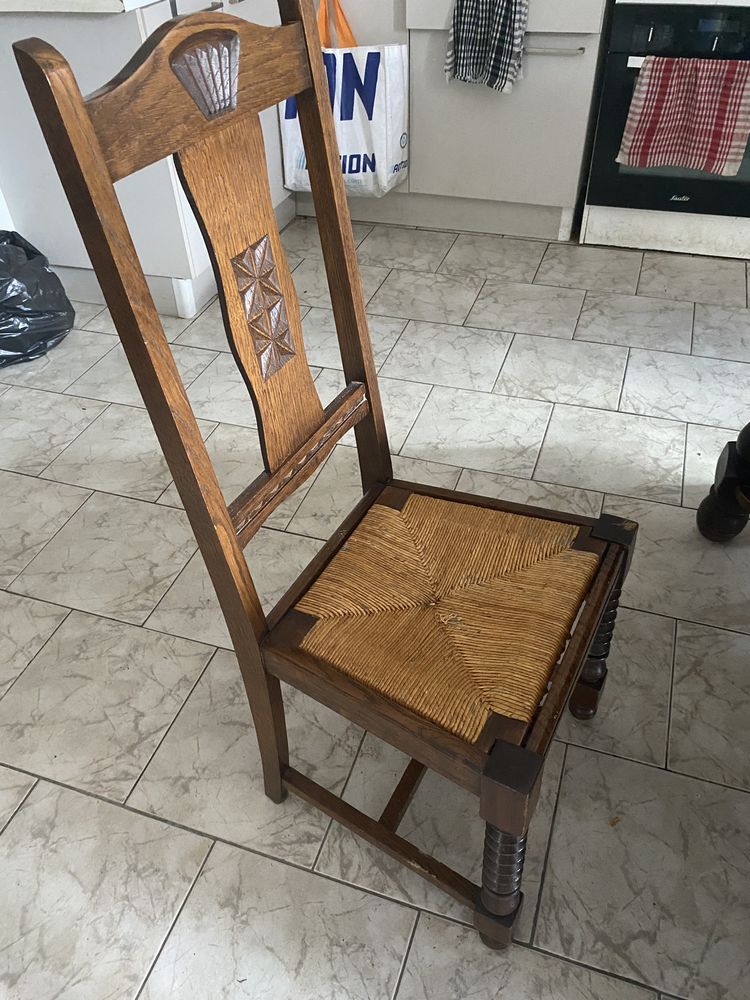 des meubles anciens en ch�ne et une grande armoire. 2700 Vielle-Tursan (40)