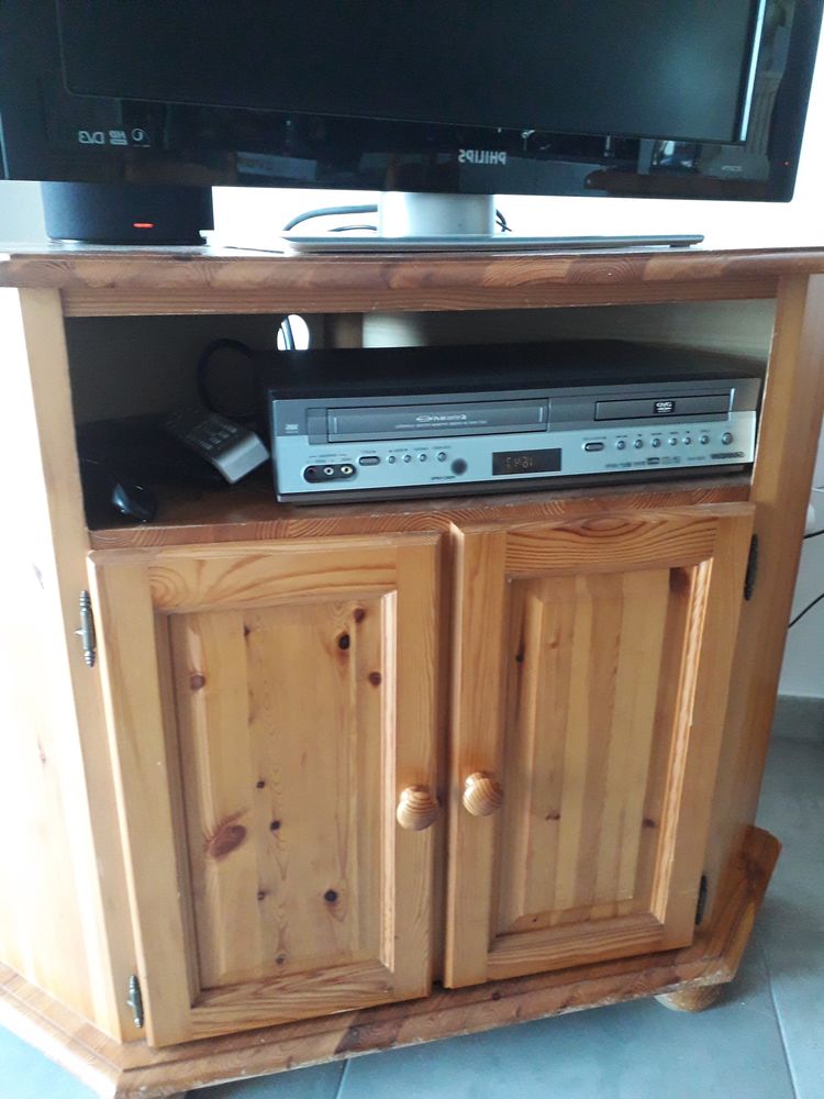 2 MEUBLES D'ANGLES EN PIN TV/VIDEO 2 PORTES + NICHES
100 Aigues-Mortes (30)