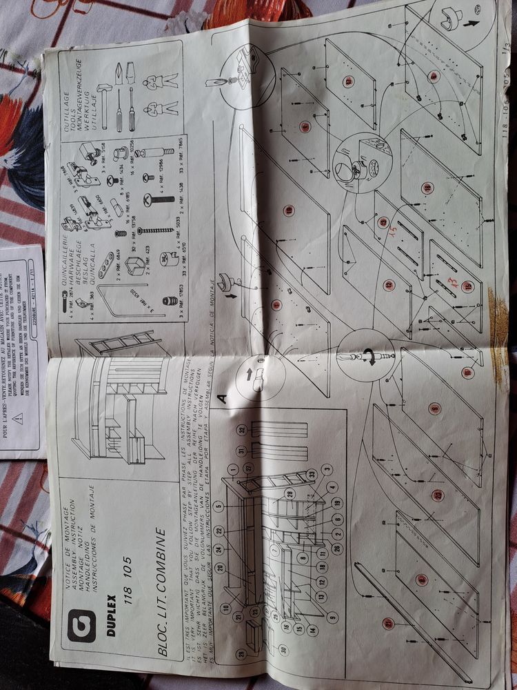 MEUBLES ENFANT, 2 BUREAUX+1LIT COMBI BUREAU ET PENDERIE  300 Bresnay (03)