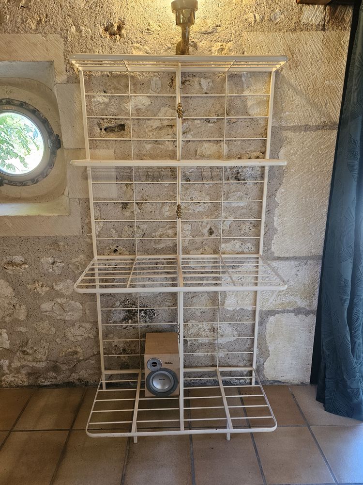 Meubles en fer laqu� blanc beige avec dorure 
100 Francoul�s (46)