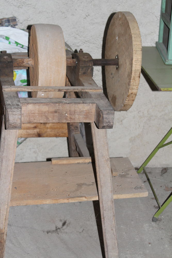 meule � affuter ancienne 25 Roman�che-Thorins (71)