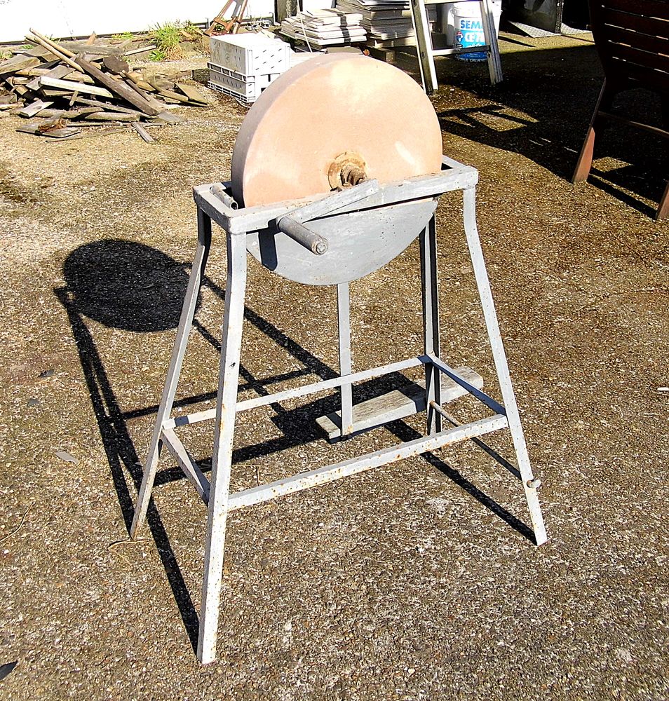 Meule � eau ancienne � p�dale et manuelle outil art populaire vintage jamais utilis�e 80 Dunkerque (59)