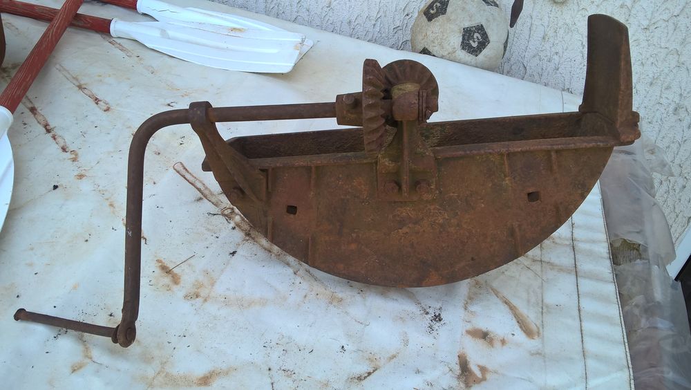 MEULE A EAU  EN FONTE 20 Saint-Romain-de-Jalionas (38)