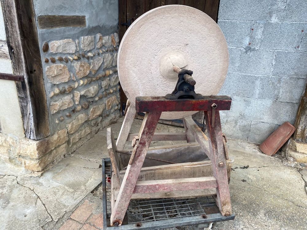 Meule en pierre 30 Polliat (01)