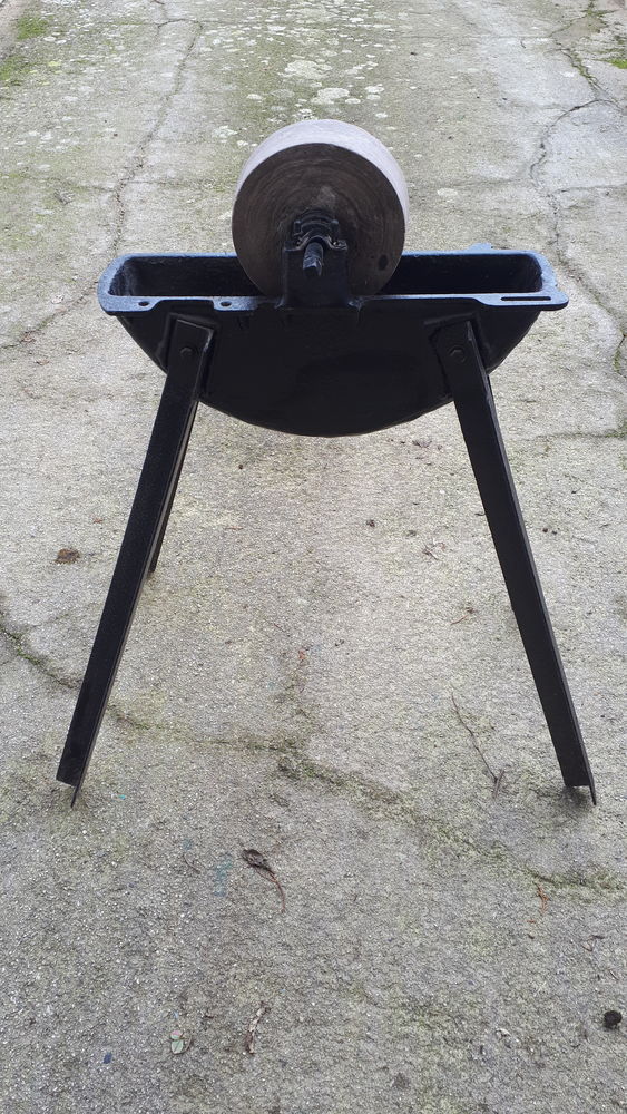 meules � eau en bon �tat et repeinte. 75 Plouay (56)