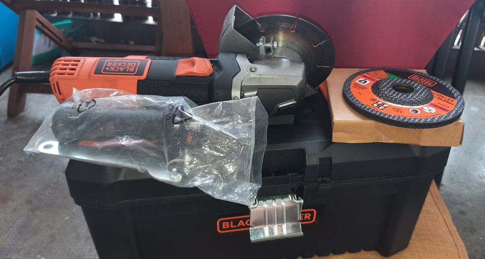 Une meuleuse de 900w 0 Le Port (97)