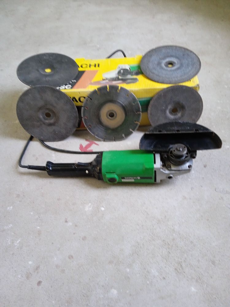 Meuleuse HITACHI. 160 Maisons-Laffitte (78)